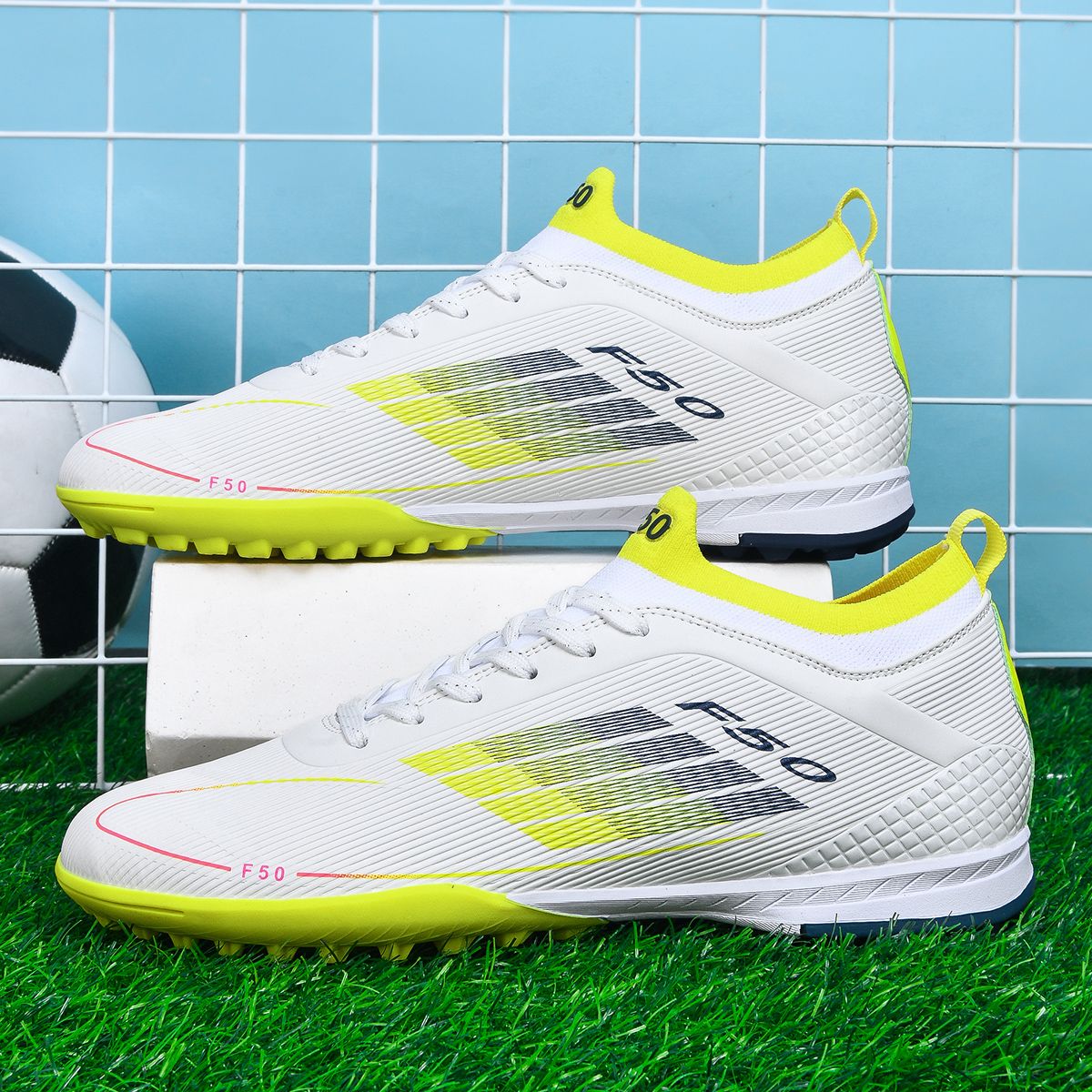 Men Professional Soccer Shoes Society Cleats Outdoor Football Shoes Society Cleats Grass Training Football Field Boots Sneaker