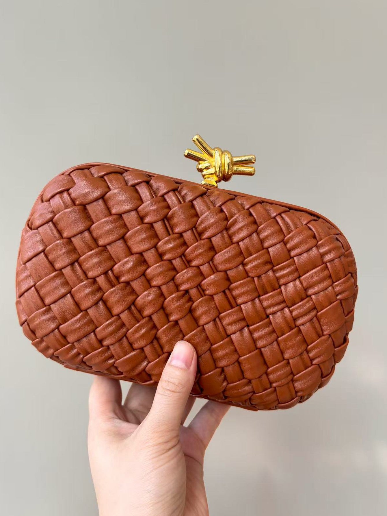 2025 fashion new ladies clutch bag high sense niche design woven bag elegant dinner clutch shoulder slung chain fashion high qua