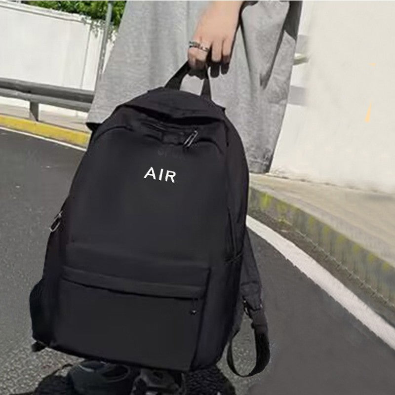 Mochila unissex de estilo neutro, adequada para viagens e uso escolar. Com estampa de letras.