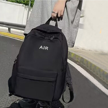 Mochila unissex de estilo neutro, adequada para viagens e uso escolar. Com estampa de letras.