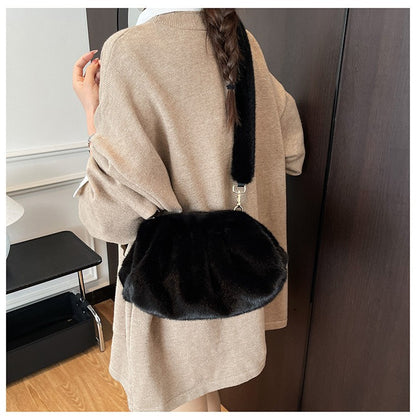 Elegant Wrinkled Cloud Clutch Bag Faux Fur Shell Shoulder Crossbody Bag Women Stylish Pillow Bag Guangzhou High Quality Bag
