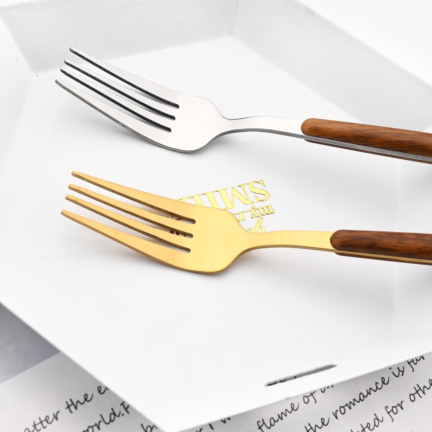 Drmfiy 24 Peças Talheres Marrons Prateados de Aço Inoxidável Imitação Cabo de Madeira Prateado Faca Colher Garfo Conjunto de Talheres Utensílios de Mesa