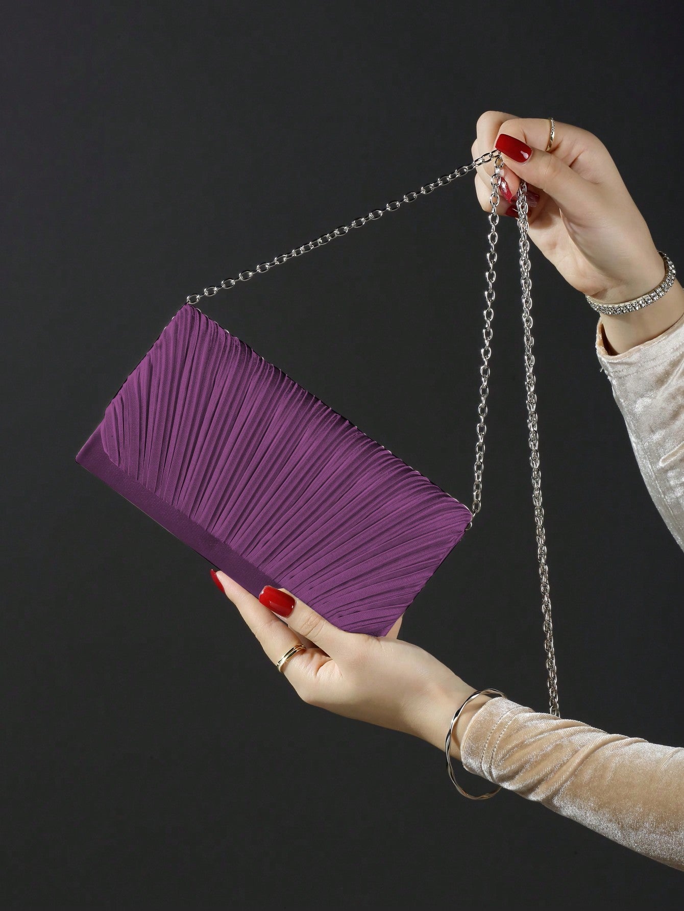 Classic fashion girl party girl chain clutch, light luxury romantic simple mini handbag and chain shoulder crossbody bag.