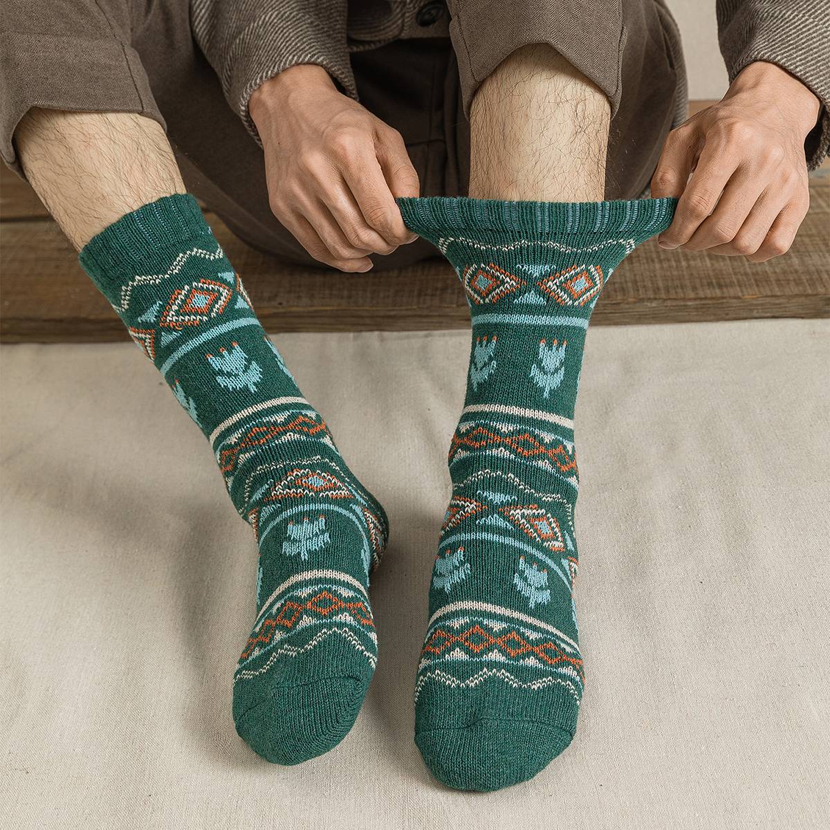 5 Pairs Lot New Man Women Socks Thick Warm Winter Socks Retro Style Flower Pattern Couple Models Free Size