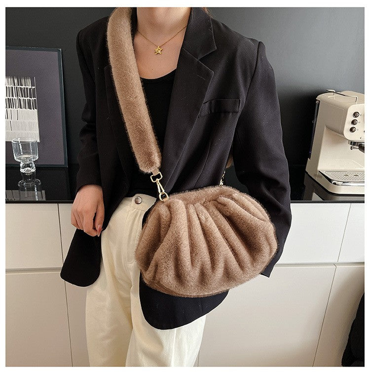 Elegant Wrinkled Cloud Clutch Bag Faux Fur Shell Shoulder Crossbody Bag Women Stylish Pillow Bag Guangzhou High Quality Bag