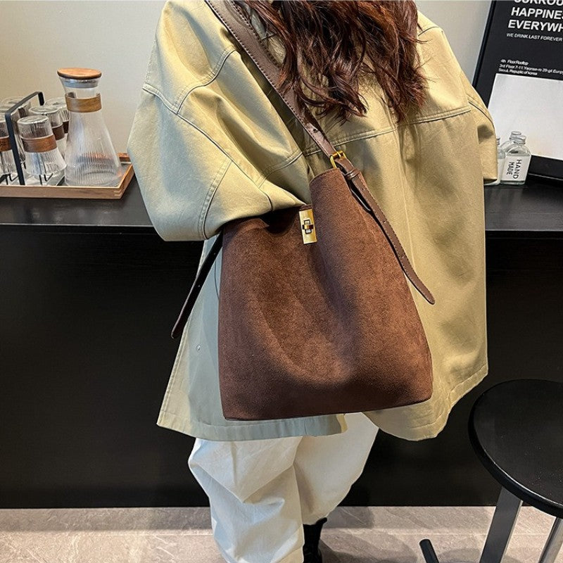 Autumn/Winter Bucket Bag Retro Suede Fur Large Capacity Tote Bag for Women, New Style Versatile Shoulder & Crossbody Bag