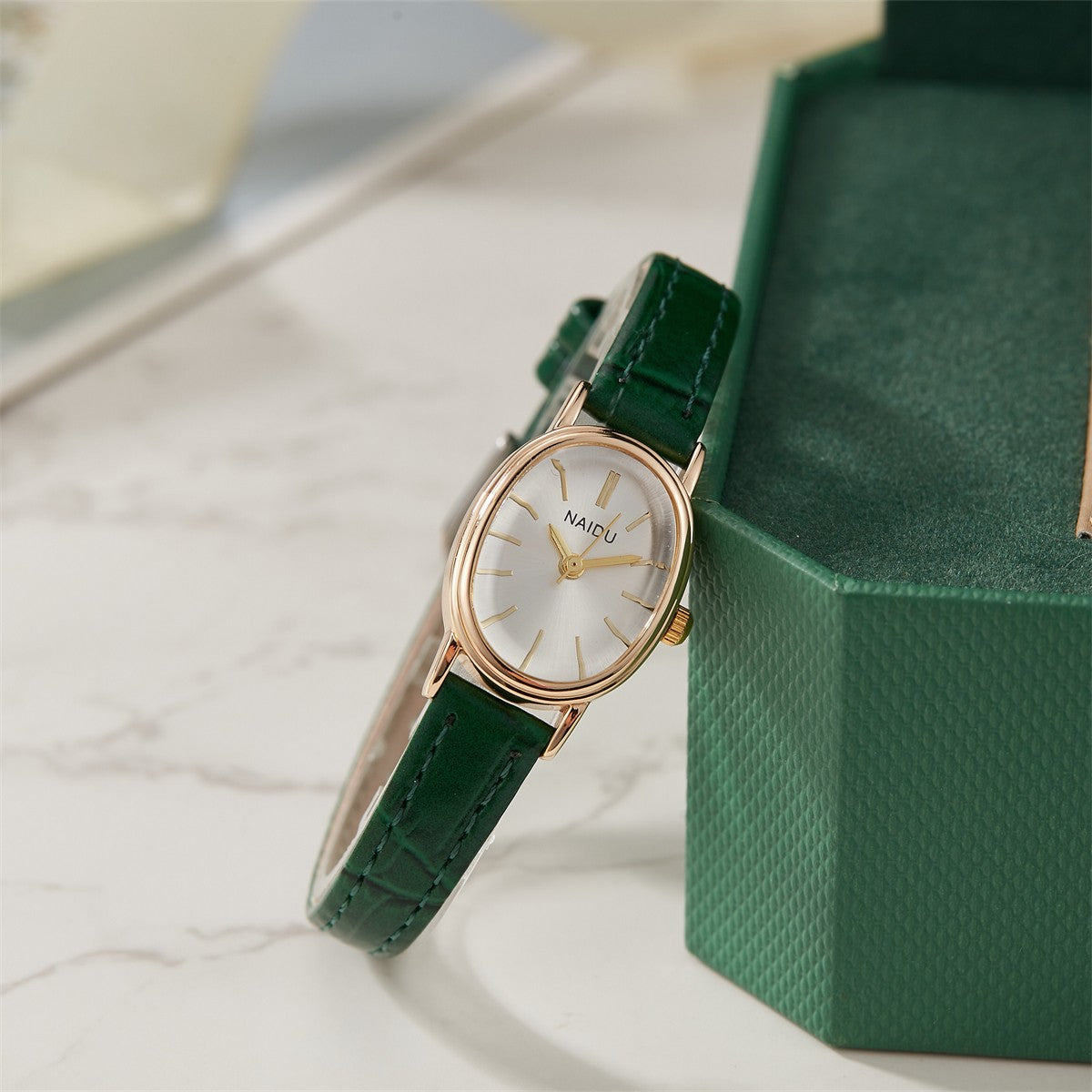 Elegant and fashionable ladies watch simple smooth dial oval case ladies quartz watch