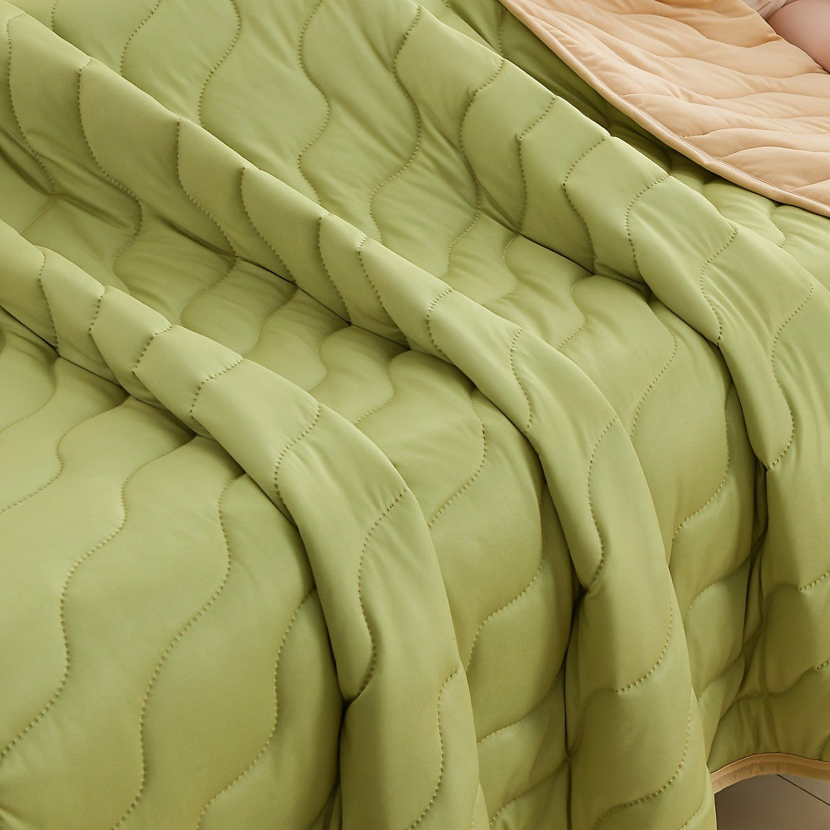 Cozy Floral Flannel Throw Blanket Soft Machine Washable All-Season Comfort with Cute Pink Strawberry Flower Design