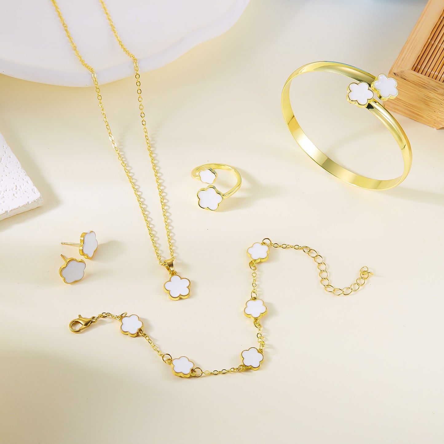 Conjunto 5 peças Pulseiras Femininas Coloridas de Esmalte com Flor de Ameixa Colar Brincos Flor de Cinco Folhas da Sorte Joias Elegantes para Festas Presentes