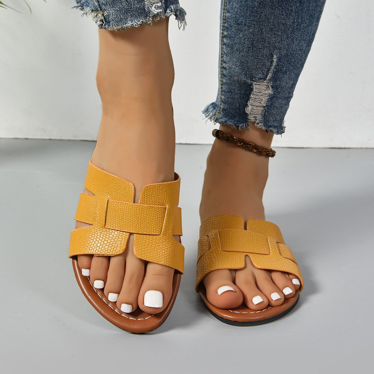 Ladies' Fashionable Casual Flat Sandals 2025 Versatile Outdoor Wear Flat Slippers for Wearing Outside Brand Design Slippers