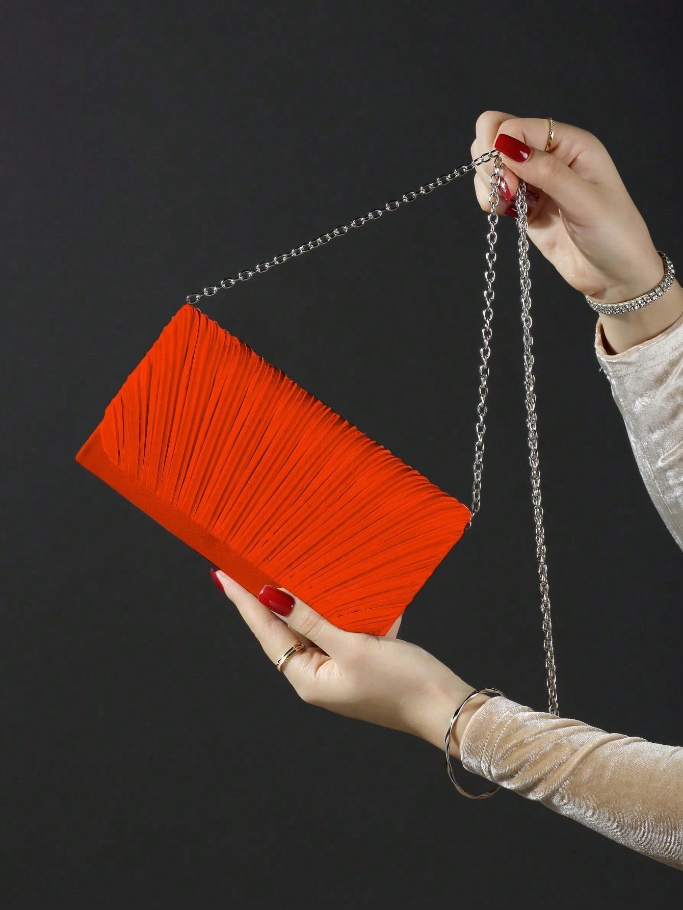 Classic fashion girl party girl chain clutch, light luxury romantic simple mini handbag and chain shoulder crossbody bag.