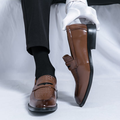Fashion Brand Men's Retro Comfortable Carved Pointed Leather Shoes Autumn Men's New Breathable and Non Slip Outdoor Loafers