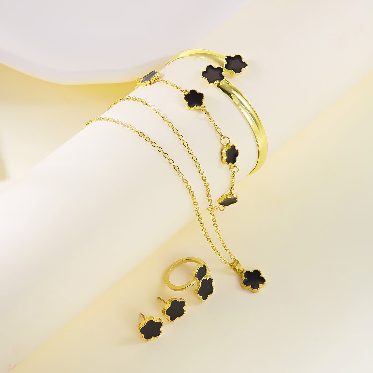 Conjunto 5 peças Pulseiras Femininas Coloridas de Esmalte com Flor de Ameixa Colar Brincos Flor de Cinco Folhas da Sorte Joias Elegantes para Festas Presentes