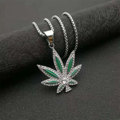 Colar de joias punk-hip-hop personalizado com pingente de folha de bordo de liga de diamante incrustado em óleo e material acessório
