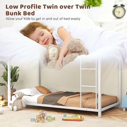 Beliche de metal branco com duas camas de solteiro, estrutura de cama resistente com grade de segurança e escada, beliche baixa para meninos