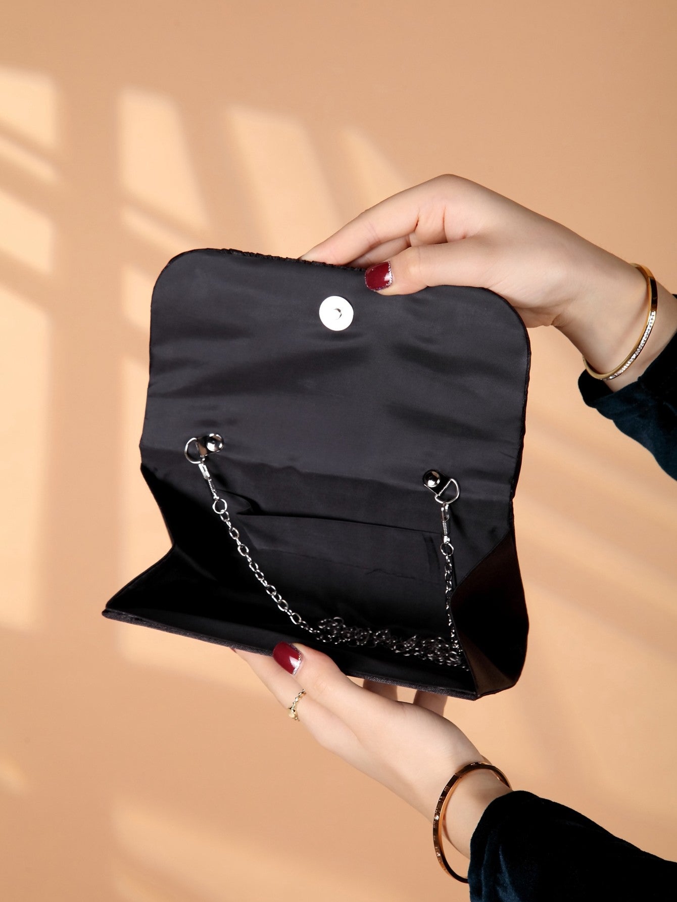 Classic fashion girl party girl chain clutch, light luxury romantic simple mini handbag and chain shoulder crossbody bag.