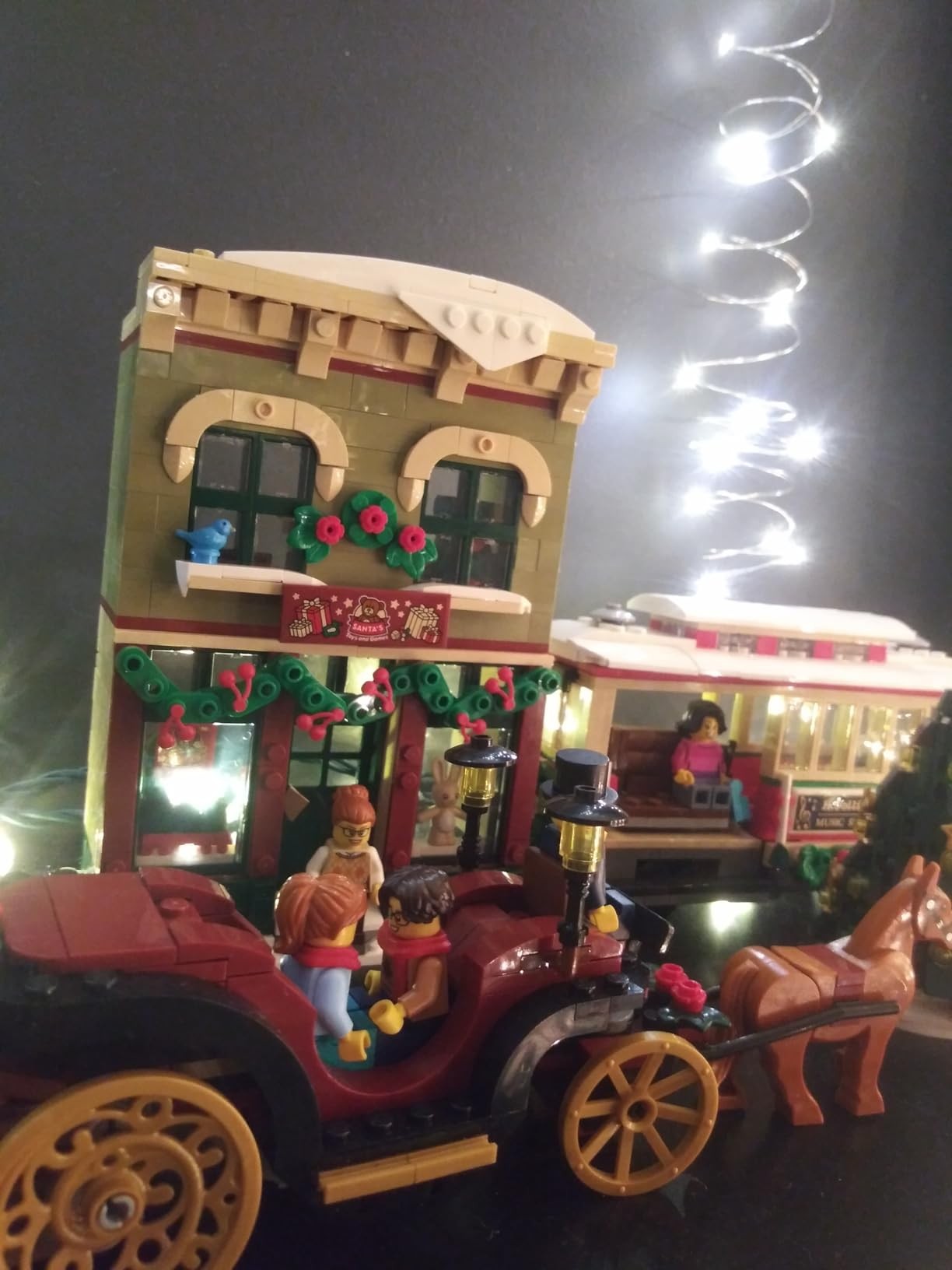 LEGO Passeio de Carruagem de Inverno 40603 GWP - Minifiguras Festivas, Rodas Douradas e Design Encantador para a Alegria do Feriado (153 pçs)