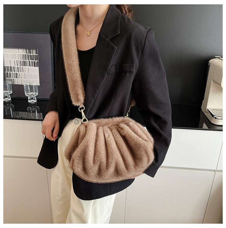 Elegant Wrinkled Cloud Clutch Bag Faux Fur Shell Shoulder Crossbody Bag Women Stylish Pillow Bag Guangzhou High Quality Bag