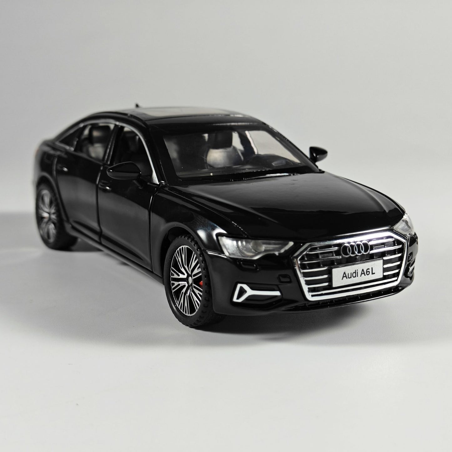 1:32 Audi A6L Sedan de Luxo de Médio Porte Modelo de Carro em Liga Metálica Diecast Coleção de Hobbies Sensações Miniatura Presente Com Namorado