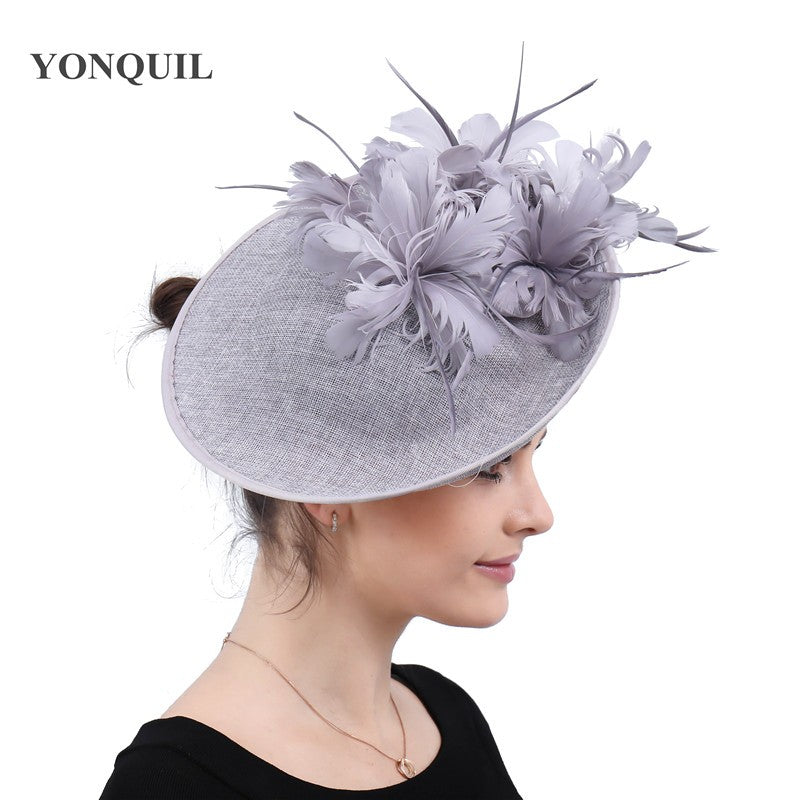 Bonés Cinzentos Millinery Com Acessórios de Tiara Imitação Sinamay Chapéu Derby de Coquetel Feminino Fascinadores de Cabelo de Noiva com Pena Chique