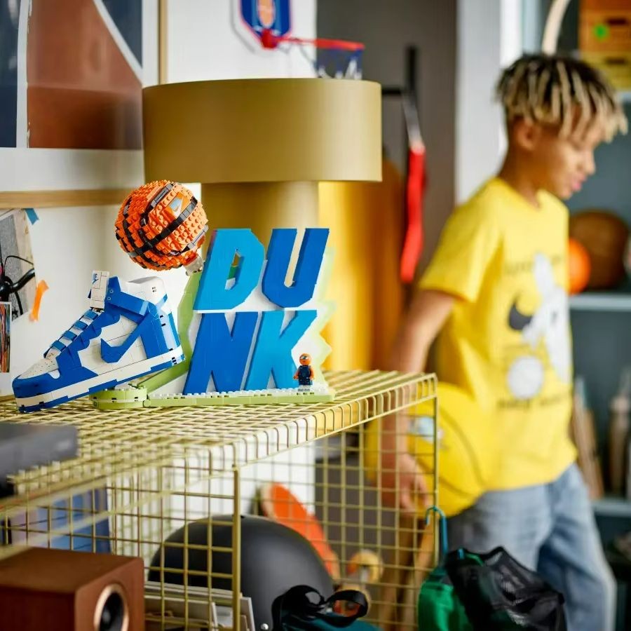 Conjunto LEGO® Nike Dunk X 43008 Blocos de Construção para Meninas, Meninos e Fãs de Esportes com 10+ Anos 1180 Peças Presente de Aniversário e Natal