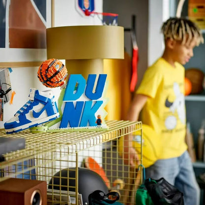 Conjunto LEGO® Nike Dunk X 43008 Blocos de Construção para Meninas, Meninos e Fãs de Esportes com 10+ Anos 1180 Peças Presente de Aniversário e Natal