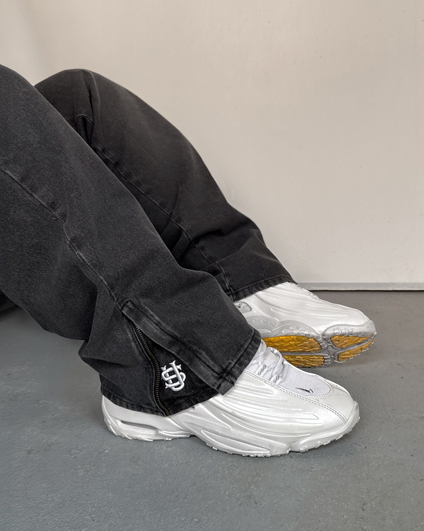 Calça jeans Hip-hop com moedas douradas Y2K retro cintura baixa perna larga com zíper calças jeans soltas bordadas moda masculina Y2K