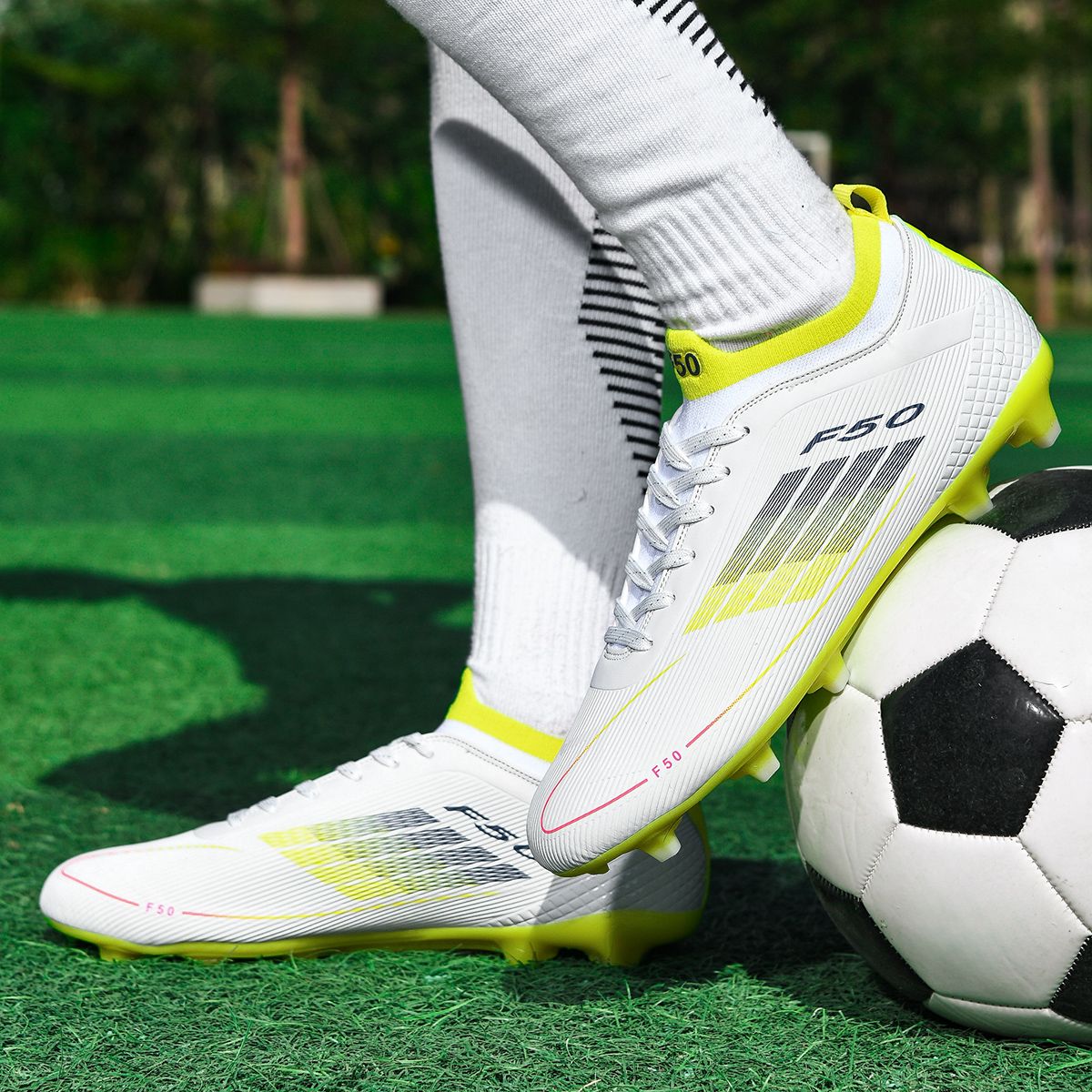 Men Professional Soccer Shoes Society Cleats Outdoor Football Shoes Society Cleats Grass Training Football Field Boots Sneaker