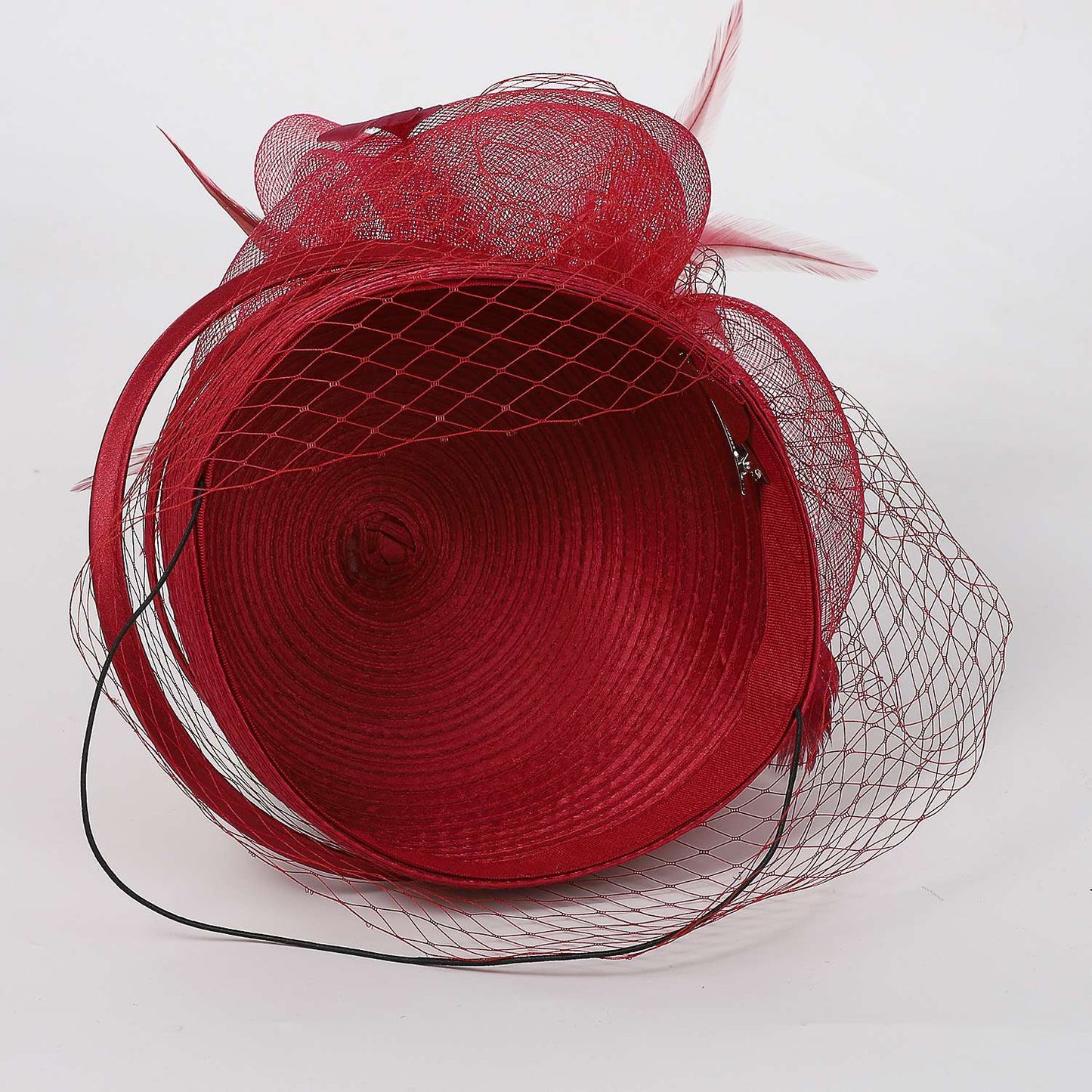FS Casamento Igreja Chapéus Vermelhos Fascinadores Para Mulheres Com Véu de Pena Festa Coquetel Adorno de Cabeça 2025 Senhora Elegante Chapéu Kentucky Derby