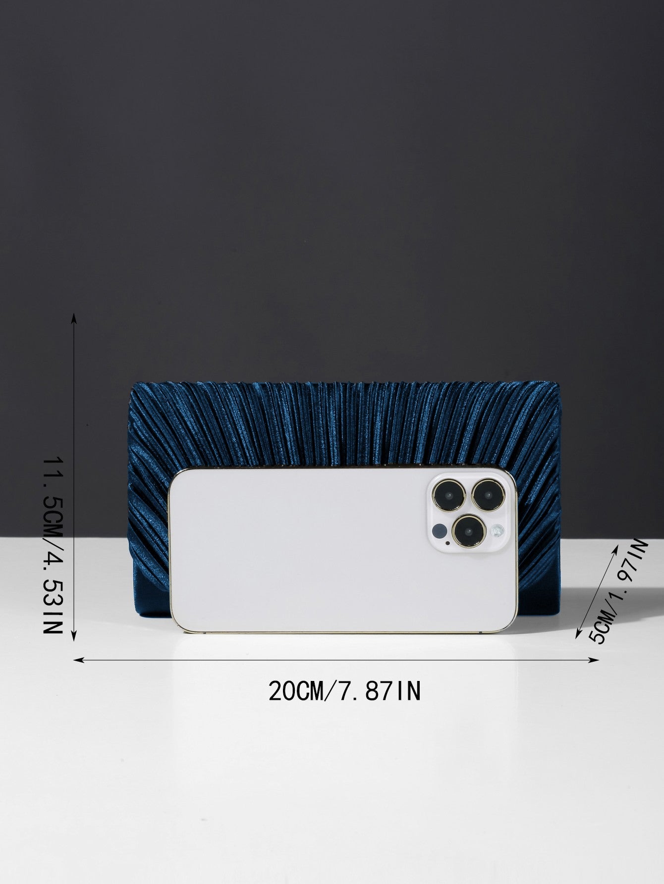 Classic fashion girl party girl chain clutch, light luxury romantic simple mini handbag and chain shoulder crossbody bag.