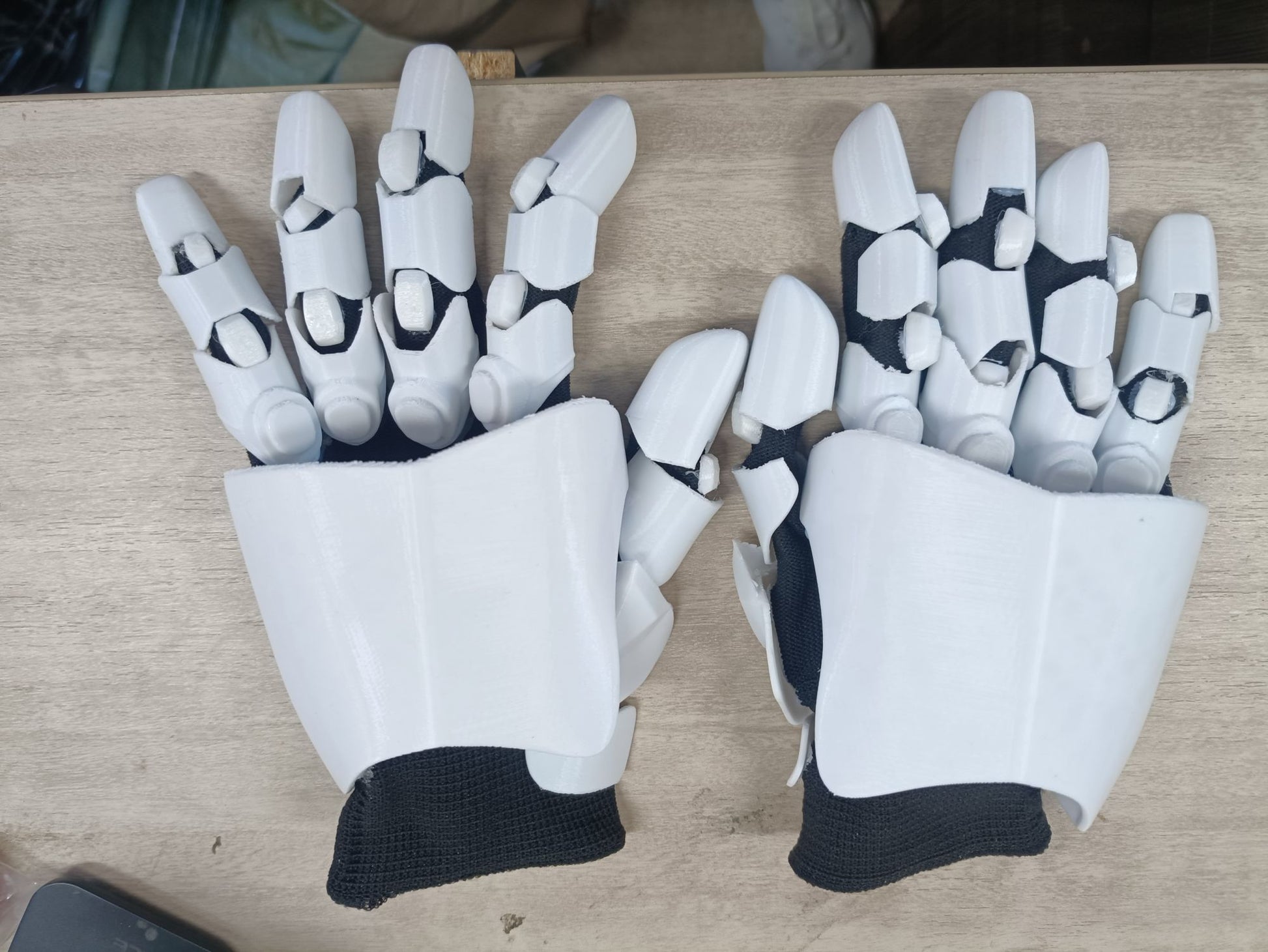 Mechanical gloves, made from 3D-printed PETG material, are flexible and have a highly mechanical look. Suitable for cosplay.
