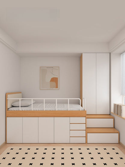 Cama de tatame infantil com baú, armário e estrado alto para quarto pequeno