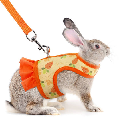Um conjunto de arnês de peito universal para coelhos de estimação com estampa fofa de rabanete e coleira de tração para uso externo