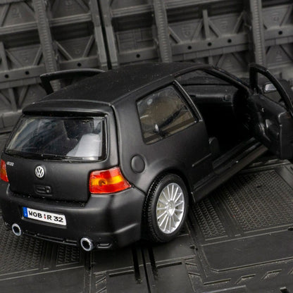 Maisto 1:24 Volkswagen Golf R32 modelo de carro em liga de metal, enfeites de coleção, brinquedos estáticos adequados para presentes de namorado.