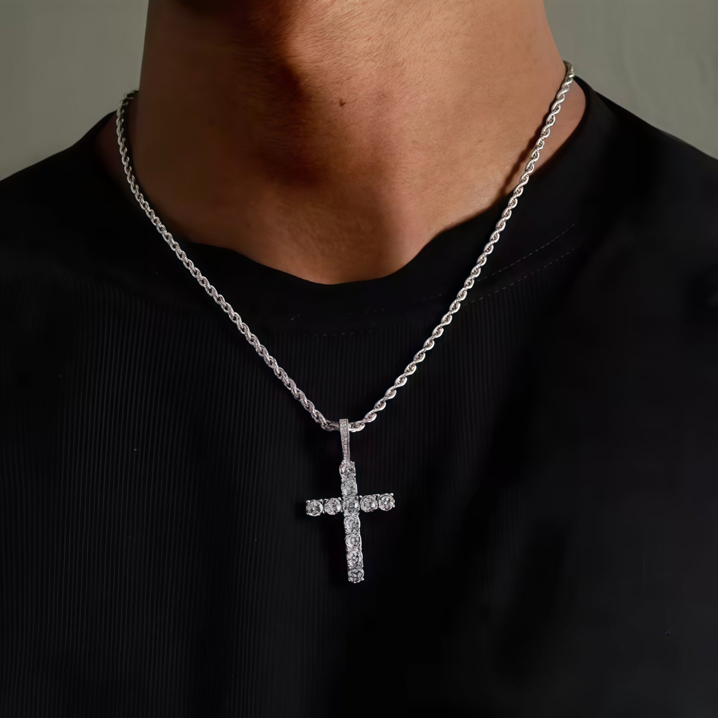 Colar Com Pingente De Cruz De Zircônia E Cristais Banhado A Prata E Corrente Torcida Para Homens E Mulheres? Com um presente grátis