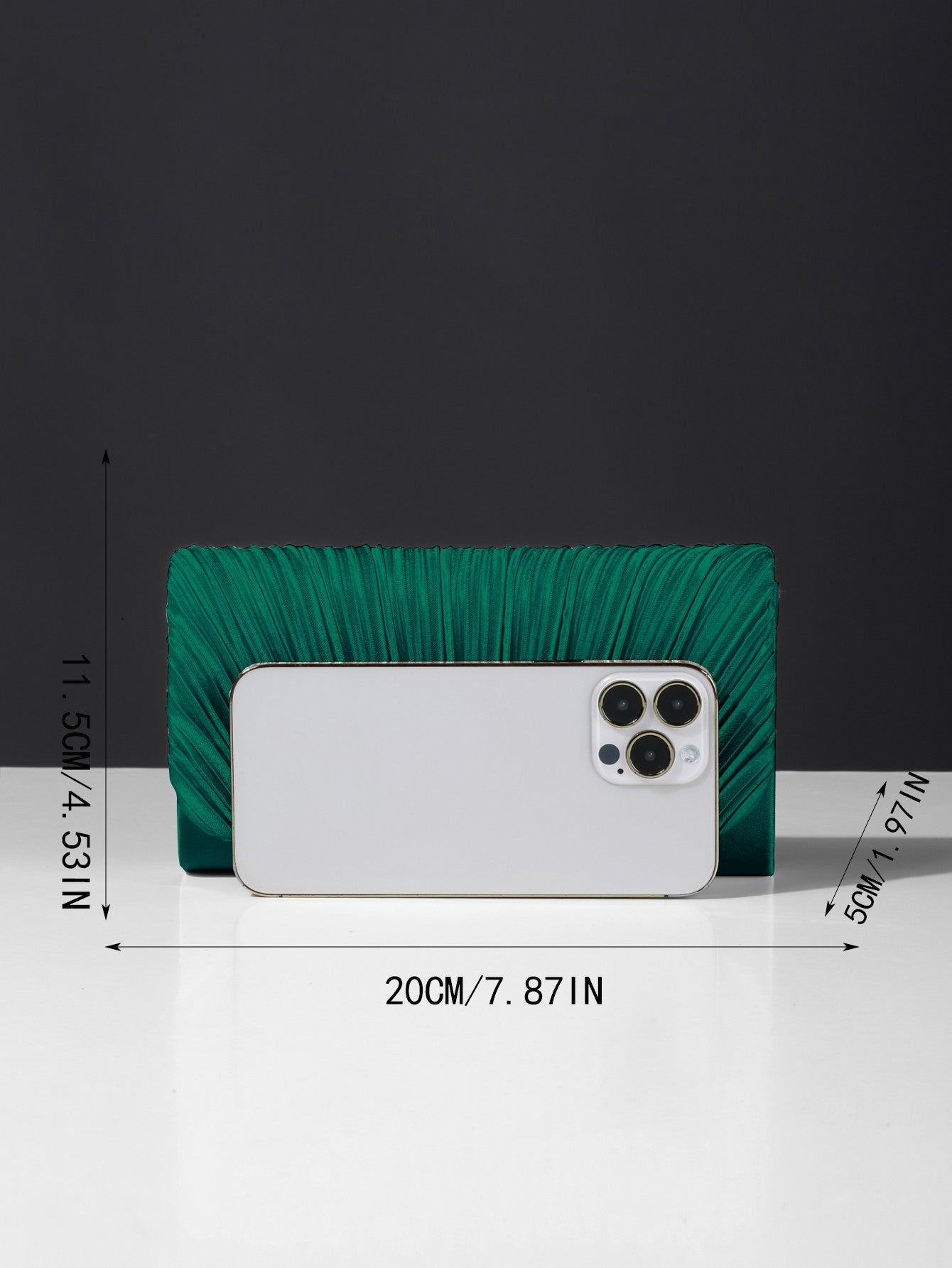 Classic fashion girl party girl chain clutch, light luxury romantic simple mini handbag and chain shoulder crossbody bag.