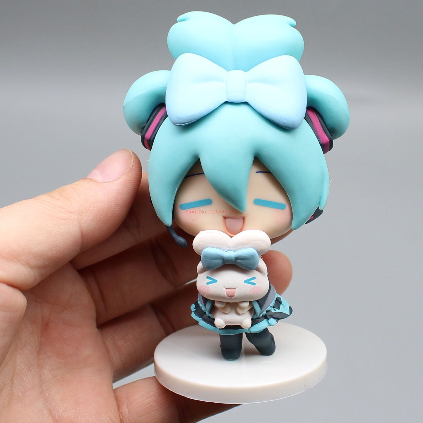 Hatsune Miku Boneco de Anime Segurando Cinnamoroll com Olhos de Feijão, Decoração de Mesa Fofa, Figuras de Ação, Modelo de Boneca, Brinquedo Infantil, Presente