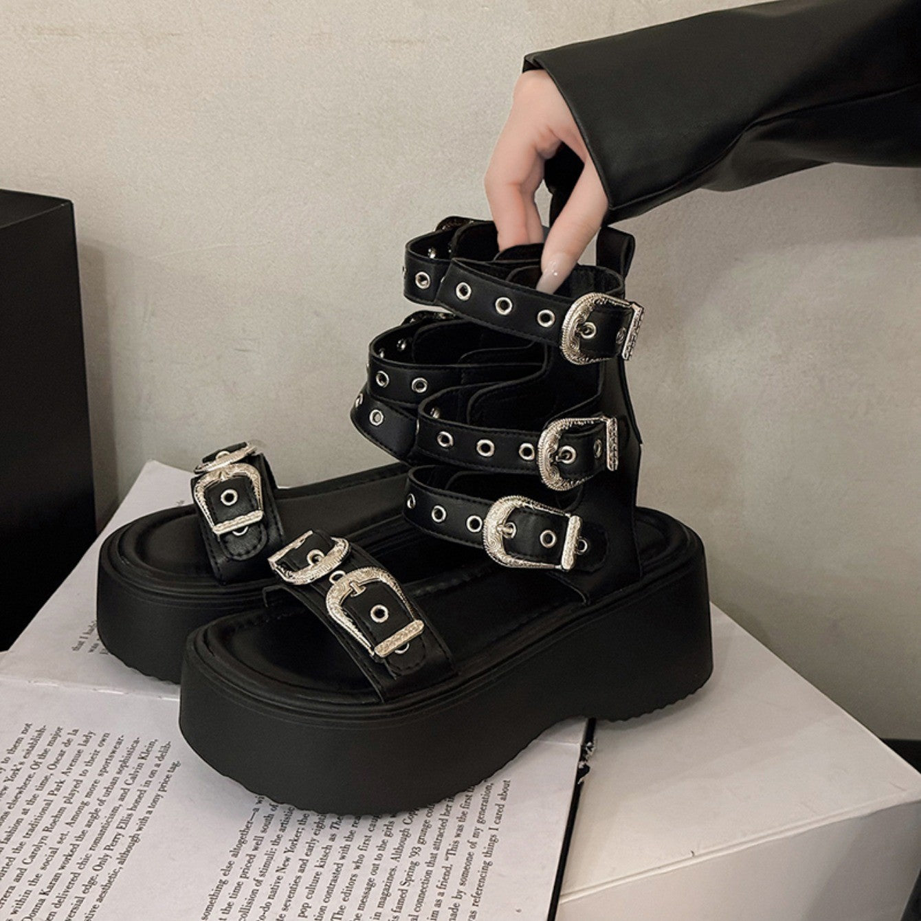 Sandálias Romanas Femininas de Fundo Grosso com Fivela de Cinto de Verão 2025 Decoração de Metal da Moda