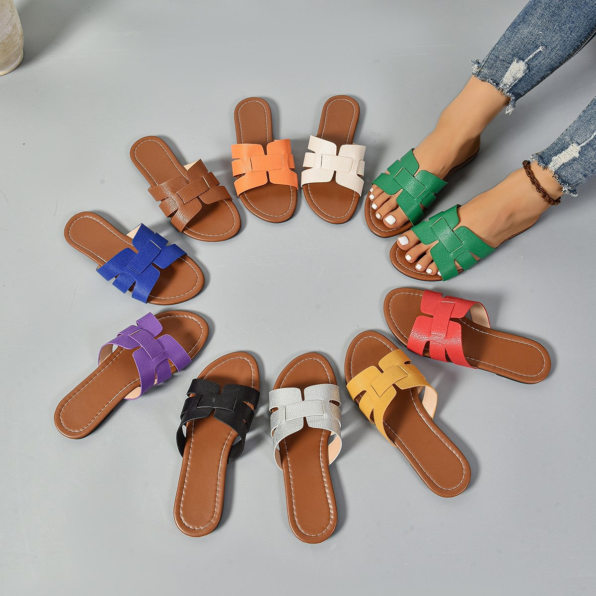 Ladies' Fashionable Casual Flat Sandals 2025 Versatile Outdoor Wear Flat Slippers for Wearing Outside Brand Design Slippers