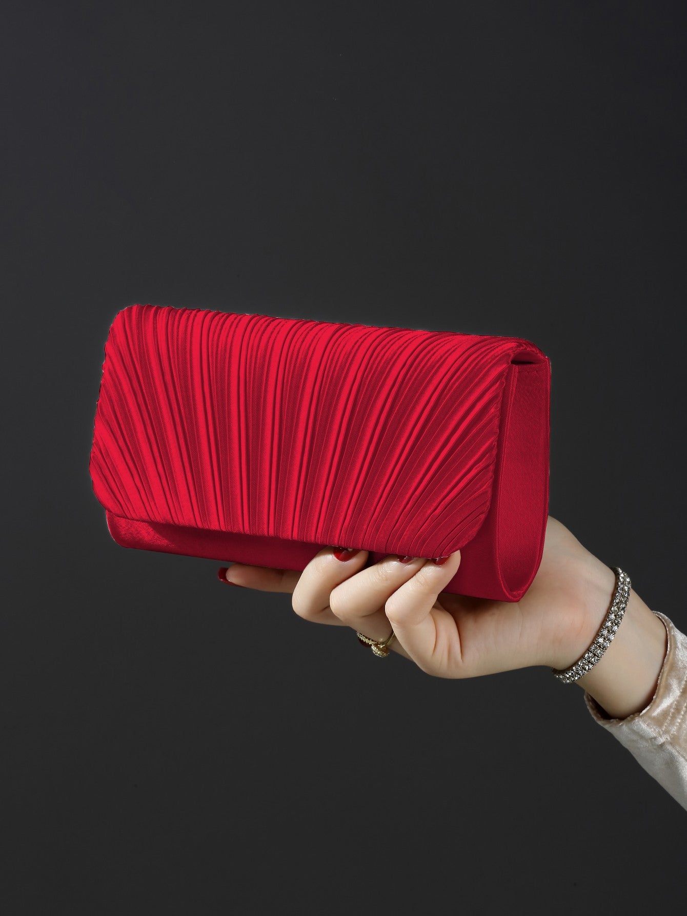 Classic fashion girl party girl chain clutch, light luxury romantic simple mini handbag and chain shoulder crossbody bag.