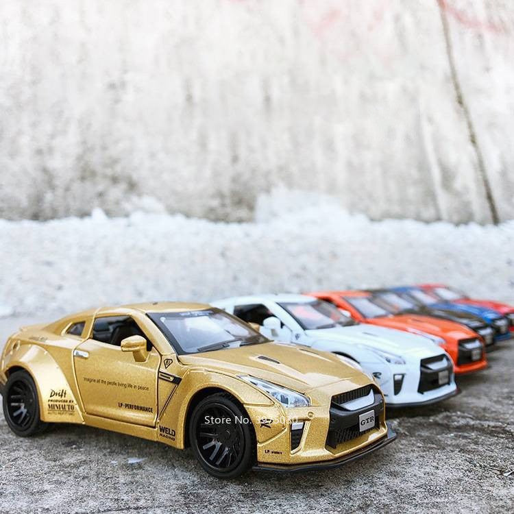 1/32 Escala Liga Fundida Nissan GTR Carro Esportivo Modelo Brinquedo Portas Abertas Fricção Som Música Veículo em Miniatura Presentes para Crianças Coleção