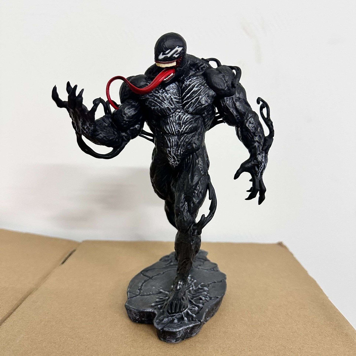 2024 Mais Recente Venom PVC Sólido Posição Deitada Venom Aliança de Vilões Homem Aranha Anime Modelo Artesanal Decoração Boneco