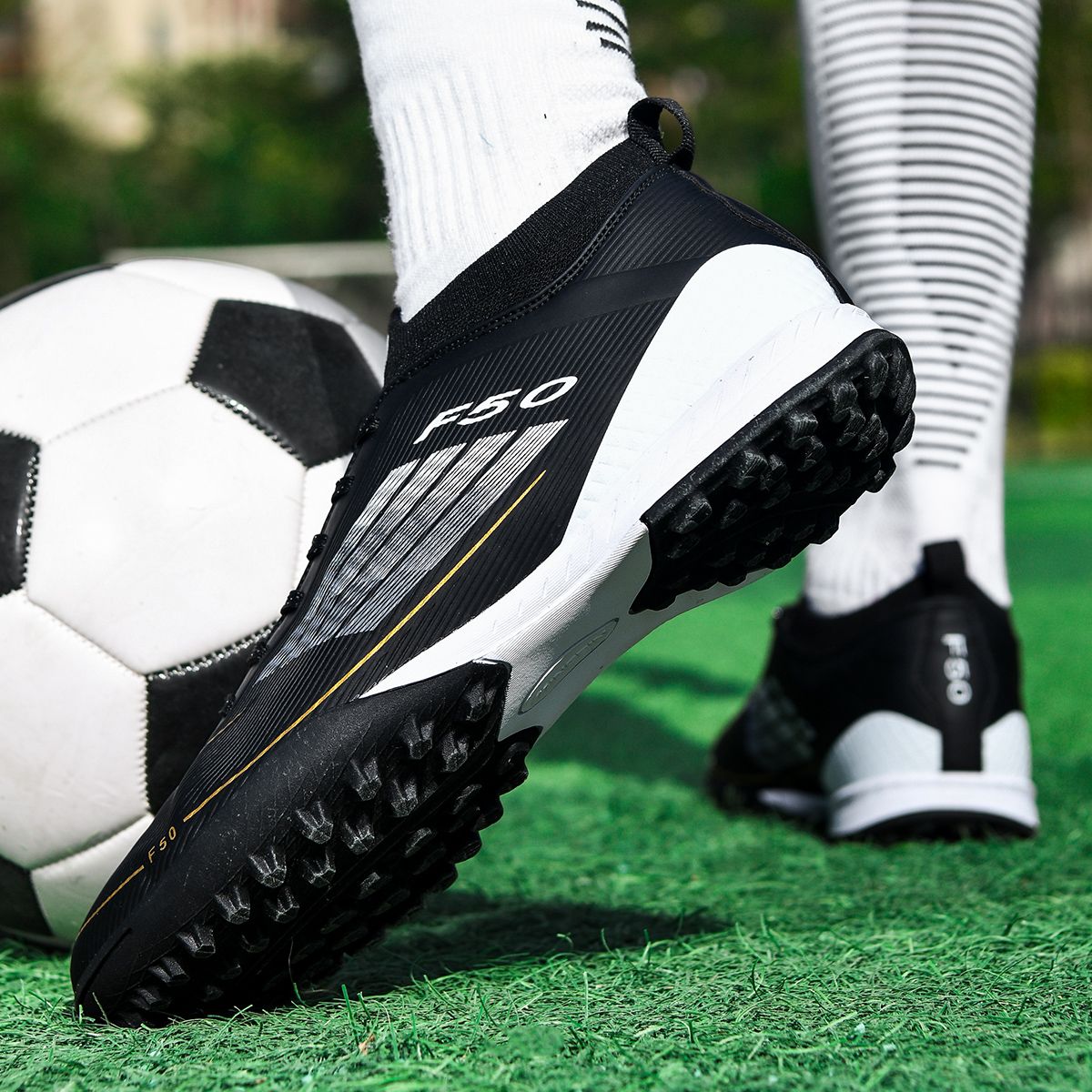 Men Professional Soccer Shoes Society Cleats Outdoor Football Shoes Society Cleats Grass Training Football Field Boots Sneaker