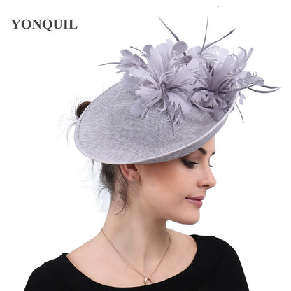 Bonés Cinzentos Millinery Com Acessórios de Tiara Imitação Sinamay Chapéu Derby de Coquetel Feminino Fascinadores de Cabelo de Noiva com Pena Chique