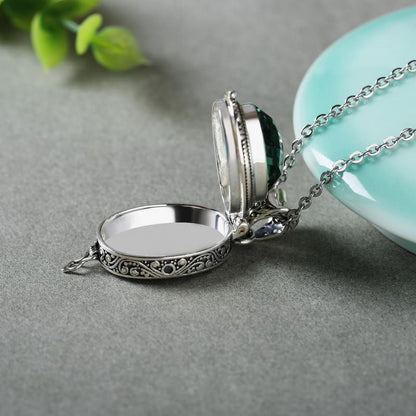 Fashion Vintage Style Green Crystal Pendant Retro Carved Gawu Can Open Photo Box Openable Style Pendant Necklace for Women Men