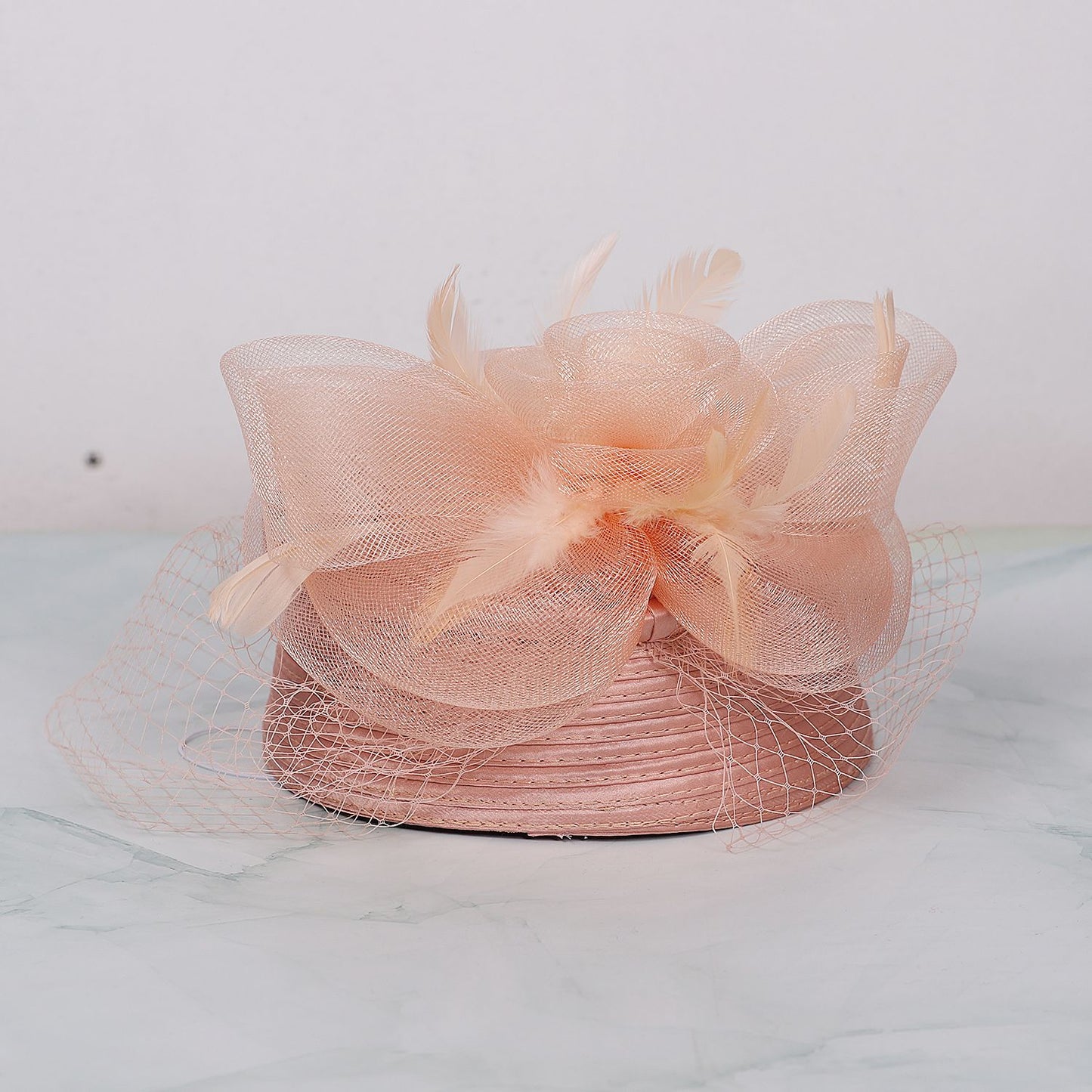 FS Casamento Igreja Chapéus Vermelhos Fascinadores Para Mulheres Com Véu de Pena Festa Coquetel Adorno de Cabeça 2025 Senhora Elegante Chapéu Kentucky Derby