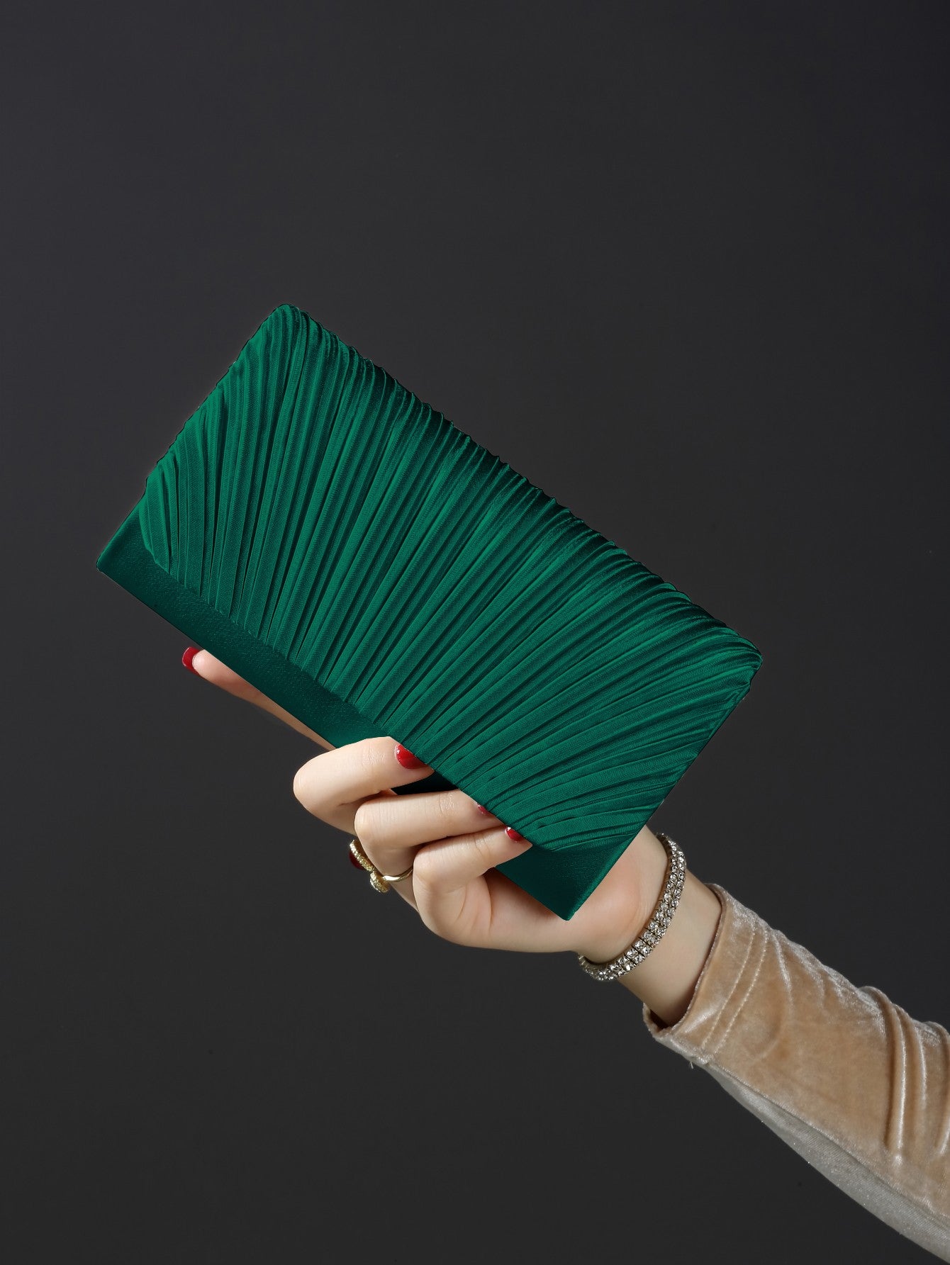 Classic fashion girl party girl chain clutch, light luxury romantic simple mini handbag and chain shoulder crossbody bag.