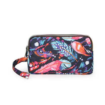 The fashionable lady's clutch and mobile phone bag are rich in floral patterns and elements, and the fabric is soft