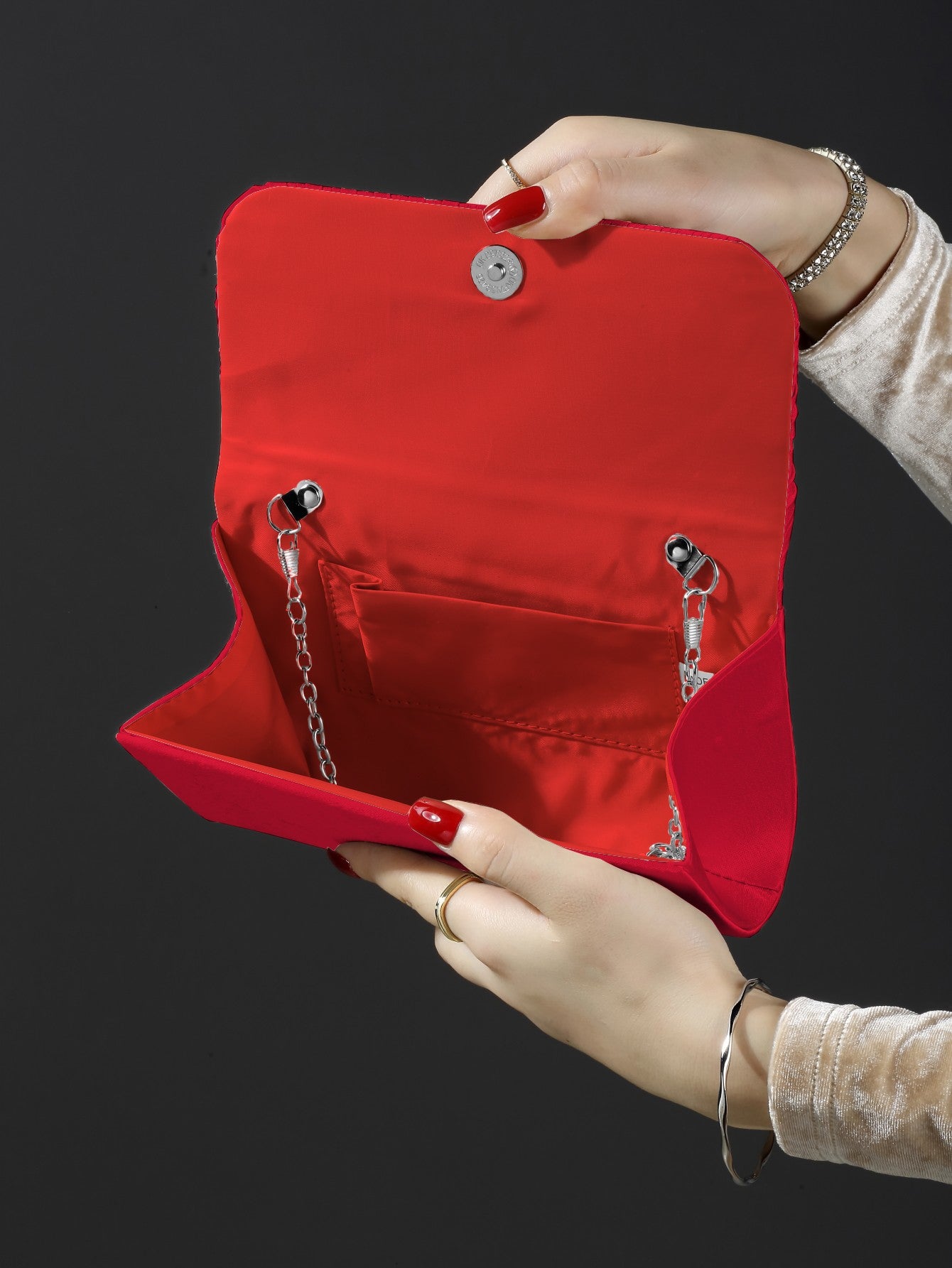 Classic fashion girl party girl chain clutch, light luxury romantic simple mini handbag and chain shoulder crossbody bag.