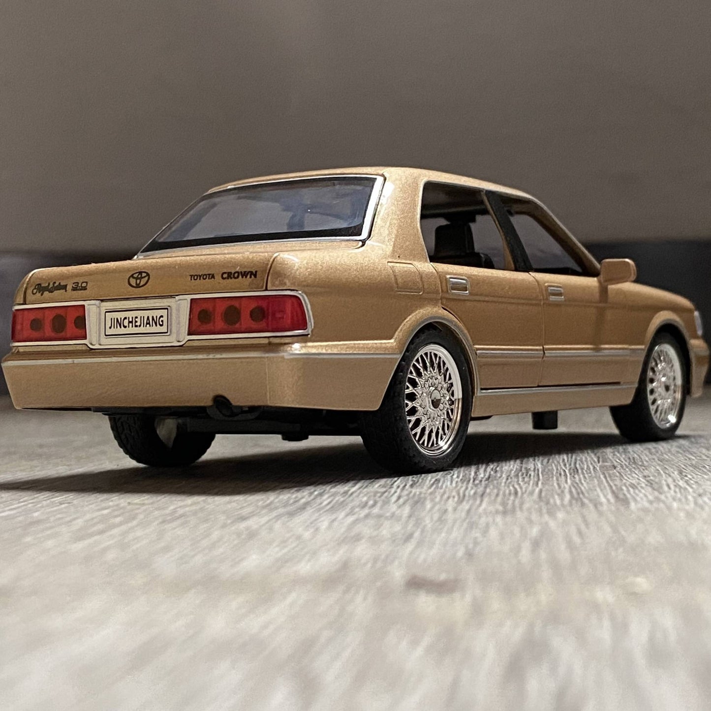 1:32 Toyota Crown Royal Clássico Veículo Liga Fundida Carro de Brinquedo Infantil Modelo Miniatura Coleção Hobbies de Férias